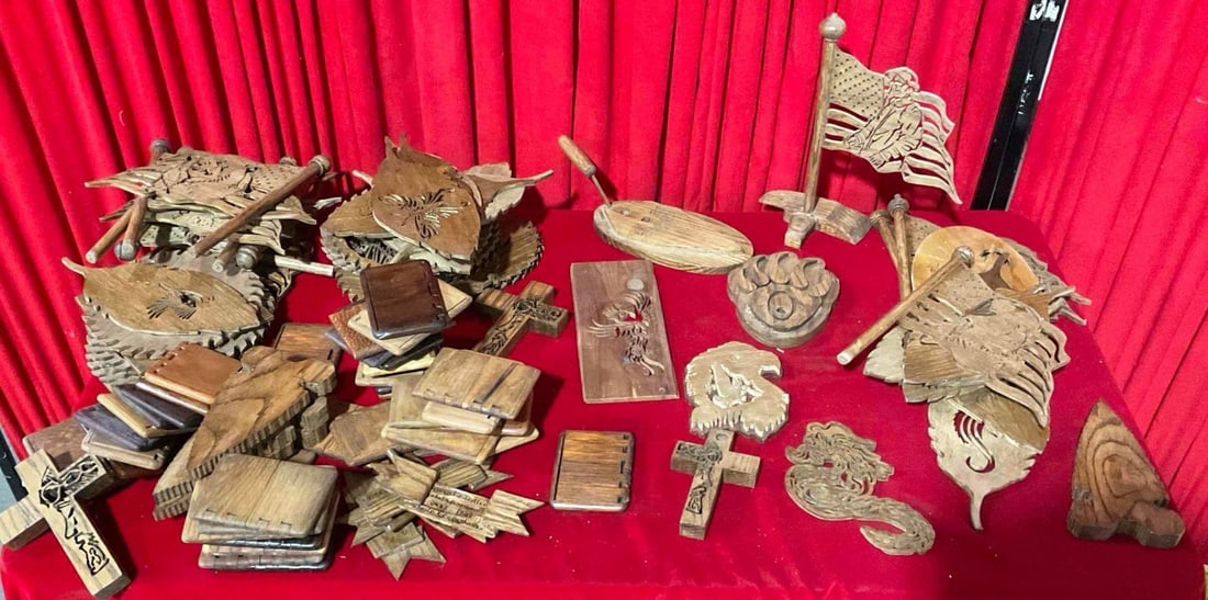 30+ pcs Wooden Decor & Accessories. Patriotic Stands, Card Holders & More! See pics. (1 of 5)