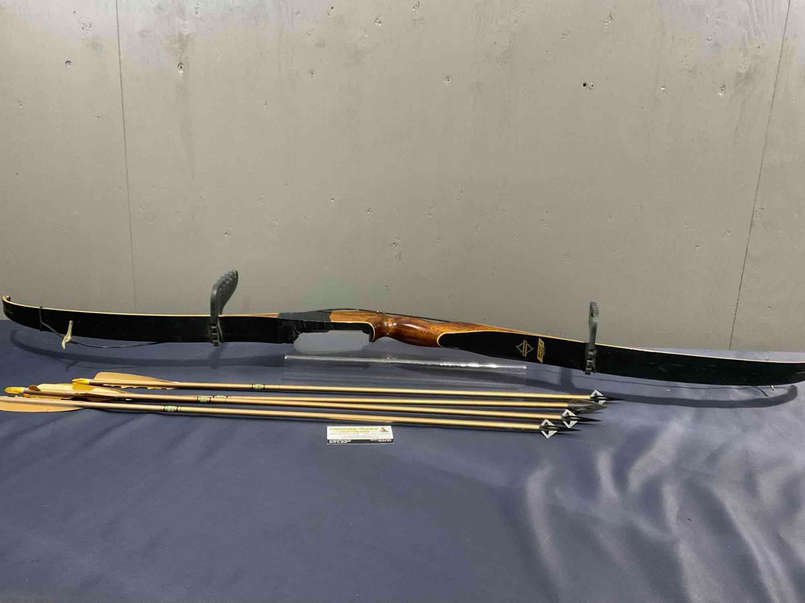 Browning Nomad Stalker II Bow, should be 50 lb draw, handful of arrows, broken fletchings (1 of 4)