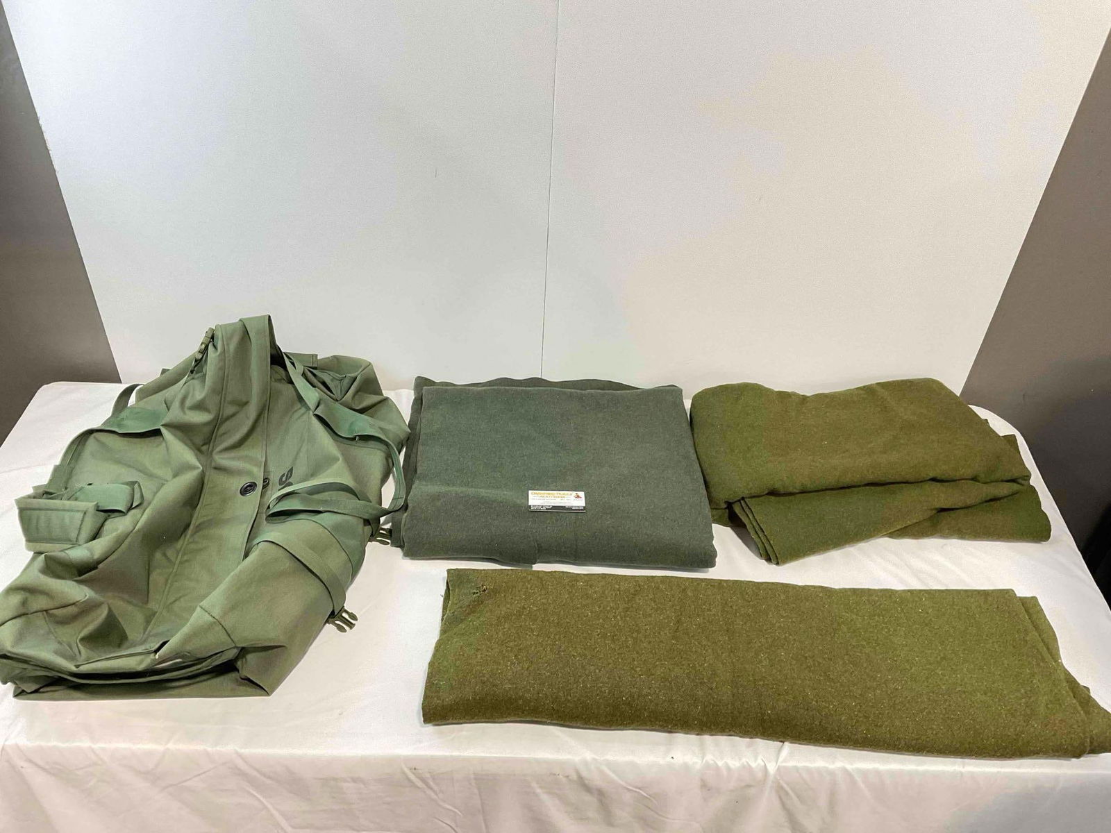 Vintage U.S. Army Nylon Duffel Bag w/ 3 pcs Wool Army Blankets. Very Good Condition. See pics. (1 of 13)