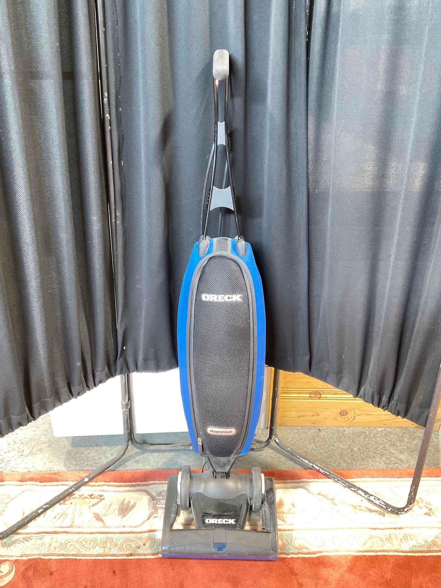 ORECK Magnesium LW100 Vacuum Cleaner. Tested, Works. Very Good Condition. See pics. (1 of 4)