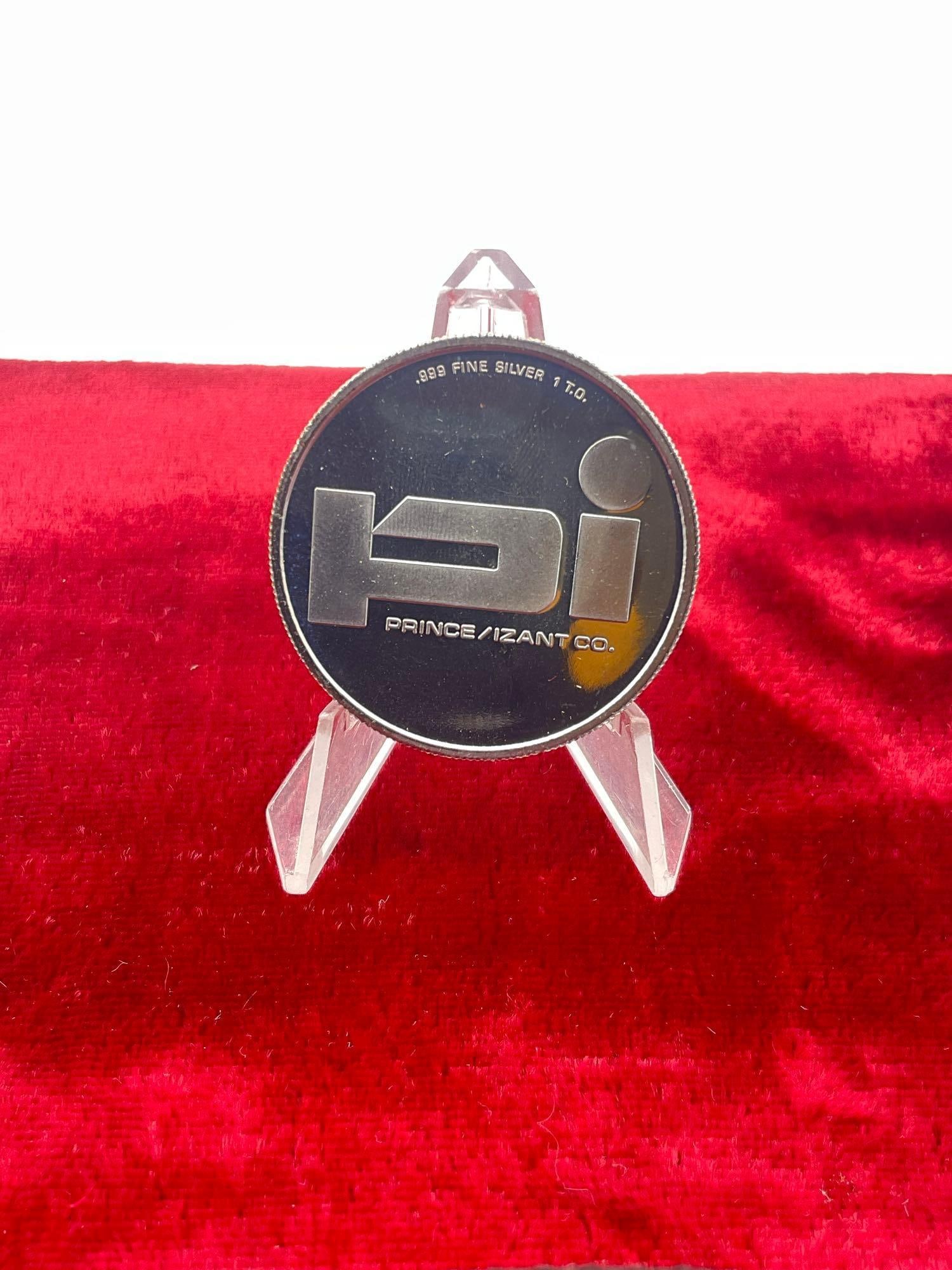 .999 Silver 1 Troy OZ 2011 Merry Christmas Holiday Art Round Prince / Azant Co. 31.46 grams: 4360