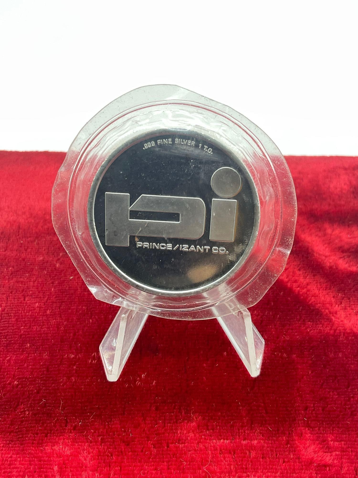.999 Silver 1 Troy OZ 2004 Seasons Greetings Holiday Art Round Prince / Azant Co. 31.46 grams: C-4360