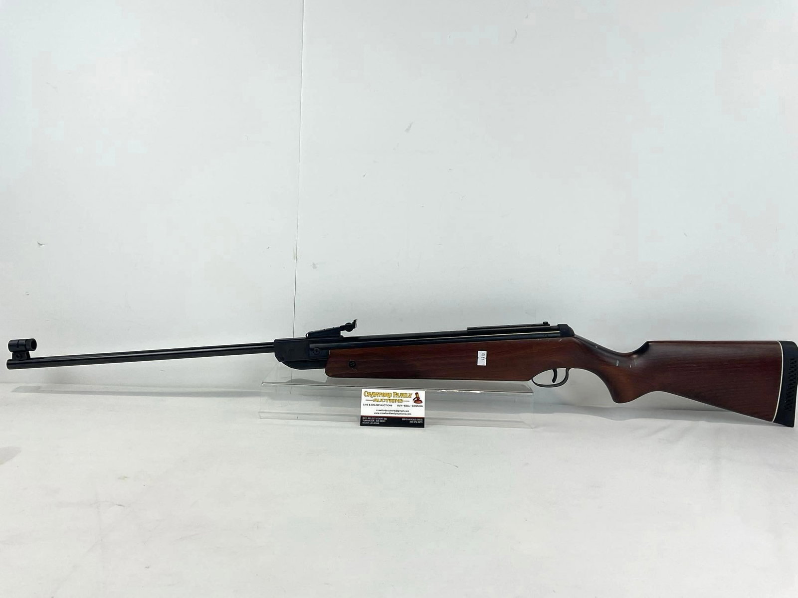 Diana Mod.45 T01 Break Open Air Rifle, 19 inch barrel, 4.5 cal .177mm pellet: SN: 01048915. Appears to be in fair to good shape. The piece measures approx 46 inches in total, the barrel is 19 inches. See pics. E-4410