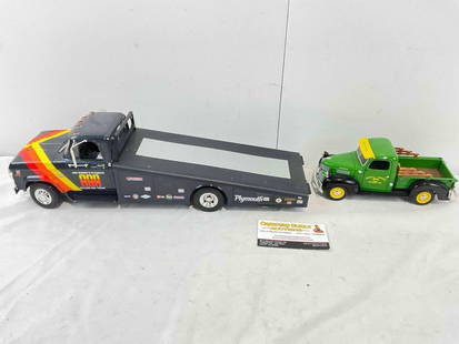 2 pcs Die Cast Model Trucks, 1:18 Acme 1970 Dodge D-300 Ramp Truck & ERTL? John Deere.: 2 pcs Die Cast Model Trucks, 1:18 Acme 1970 Dodge D-300 Ramp Truck &amp; ERTL? 1:25 Scale 1947 John Deere Truck. Minor wear, condition is otherwise very good. Larger measures 14" x 4" x 5" DM-4050
