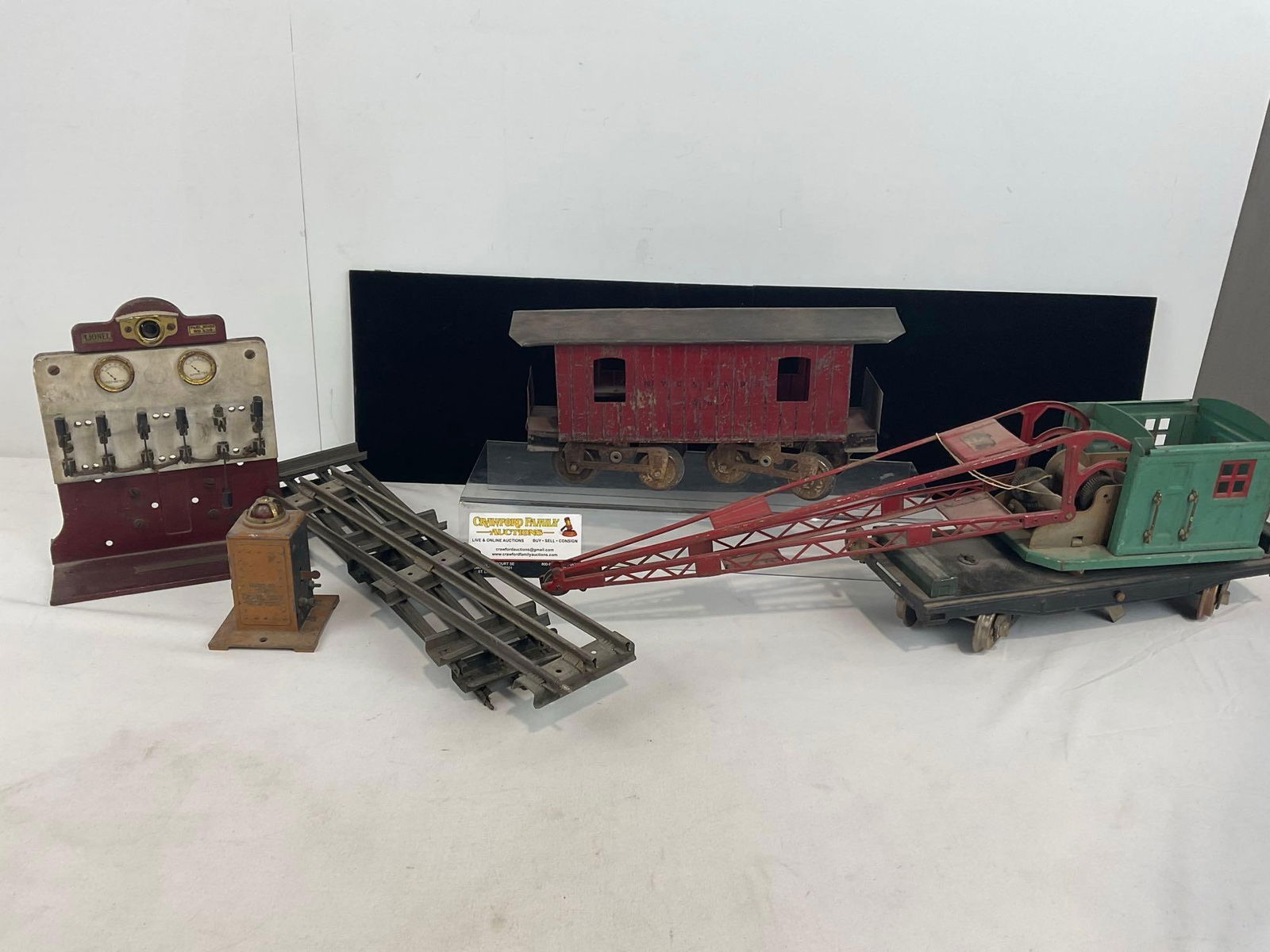 Pre-War Lionel Train Pieces, Train Crane No219, Panel Board no439, #17 NYC & HRPR Caboose (1 of 8)