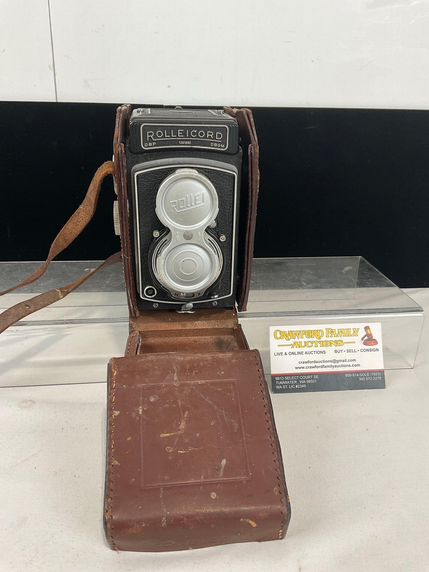 Rolleicord III Film Camera in Leather Field Case, Lens Cover (1 of 7)