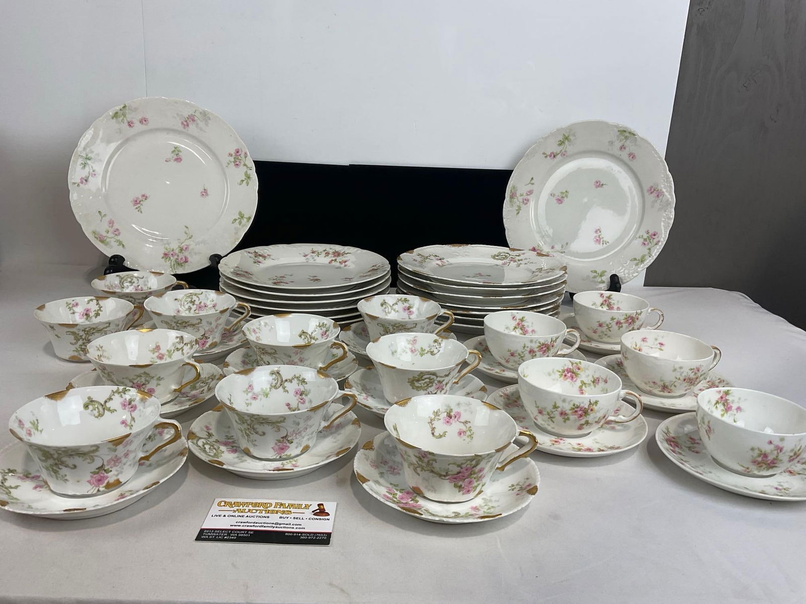 Theodore Haviland China, 2 matching patterns, 18 & 25 pieces, Rose patterns: Appears to be in good shape. The set includes 2 dinner plates, 6 lunch plates, 5 teacup & saucers/10 cups, 8 saucers & 7 lunch plates of the other pattern. See pics. E-4700 *Oversize