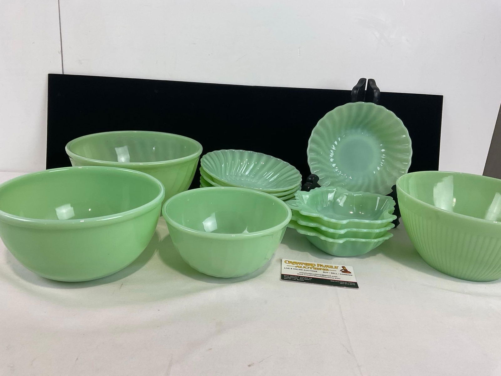 Vintage Jadeite Fire King Anchor Hocking, 4 larger & 5 spiral bowls & 3 leaf shaped dishes. (1 of 4)