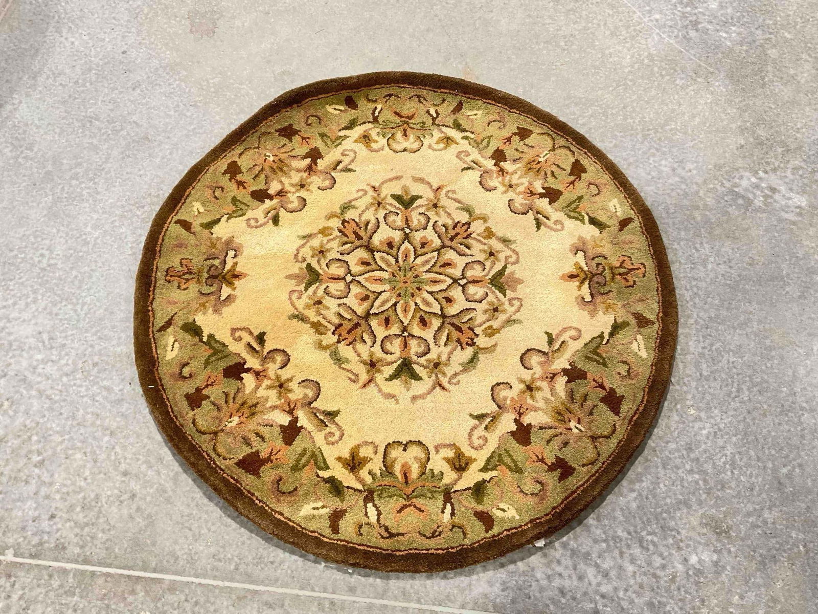 Safavieh Green & Beige Wool Pile Round Floor Rug w/ Floral Design. Measures 42" x 42" See pics. (1 of 5)