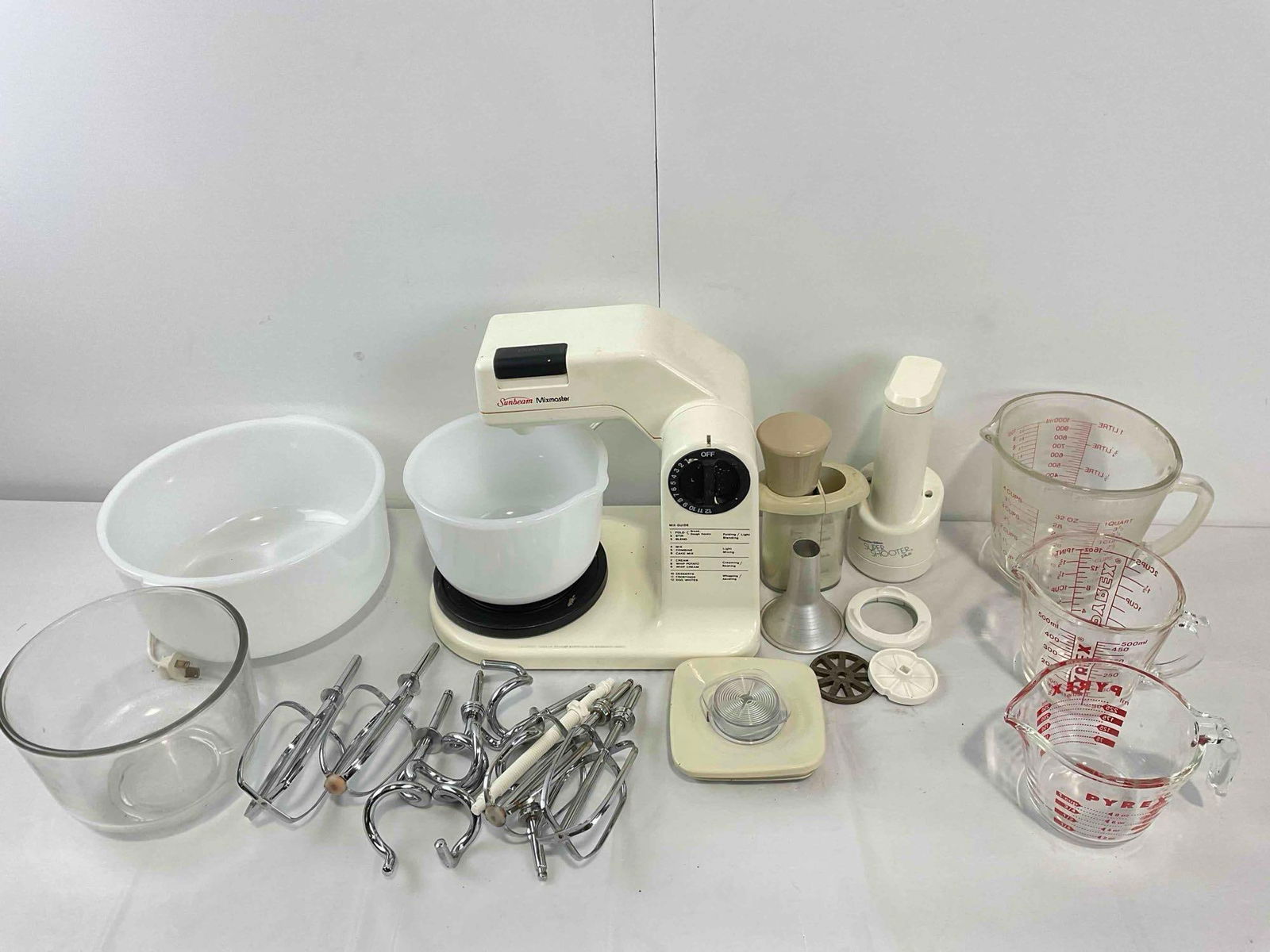 23 pcs Vintage Kitchen Tools, incl. Sunbeam Mixmaster w/ Accessories, Tested & Works! See pics.: 23 pcs Vintage Kitchen Tools, incl. Sunbeam Mixmaster w/ Accessories, Tested & Works! Includes bowls, mixing attachments, Super Shooter Plus, 3x Glass Measuring Cups incl. Pyrex! Minor wear indica