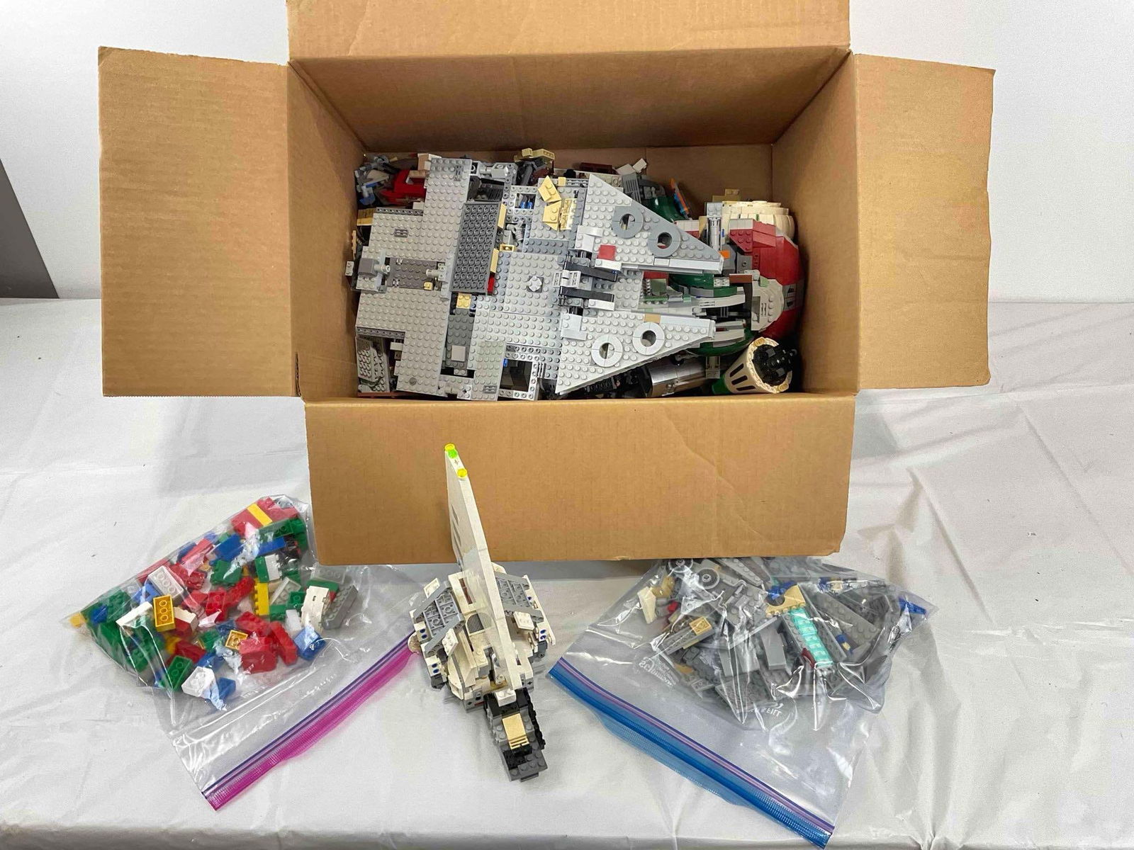 Uncounted Assortment of LEGO, incl. Star Wars Characters, Space Ships & More! Good Condition. (1 of 6)