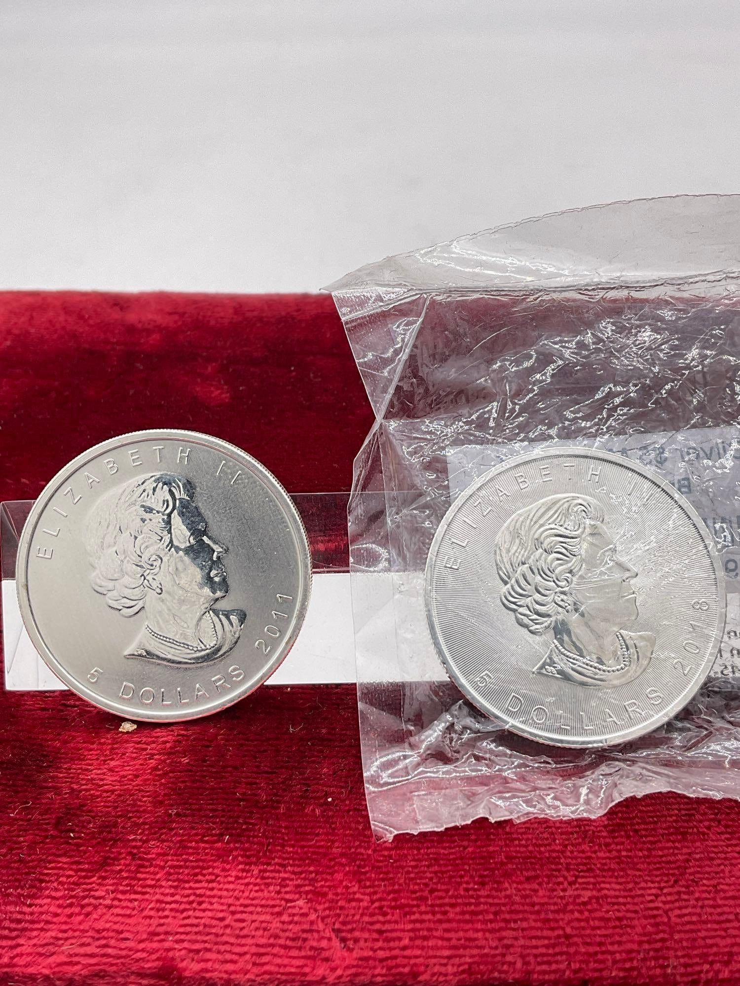2 x Canadian $5 Maple leaf .999 1OZ silver coins 2018 & 2011 (1 of 4)
