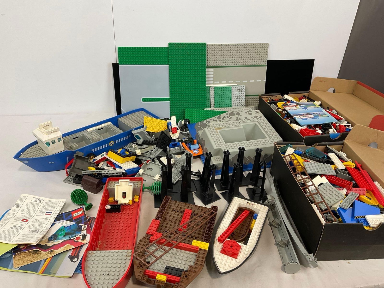 Assortment of Vintage LEGOs, Boats, Pylons, Baseplates, & more vintage pieces: All of these Legos are from the same consignor. Appears to be in good used shape. The tub that holds the pieces measure approx 17h x 25w x 17d inches. See pics. E-5180 *Oversized shipping ma