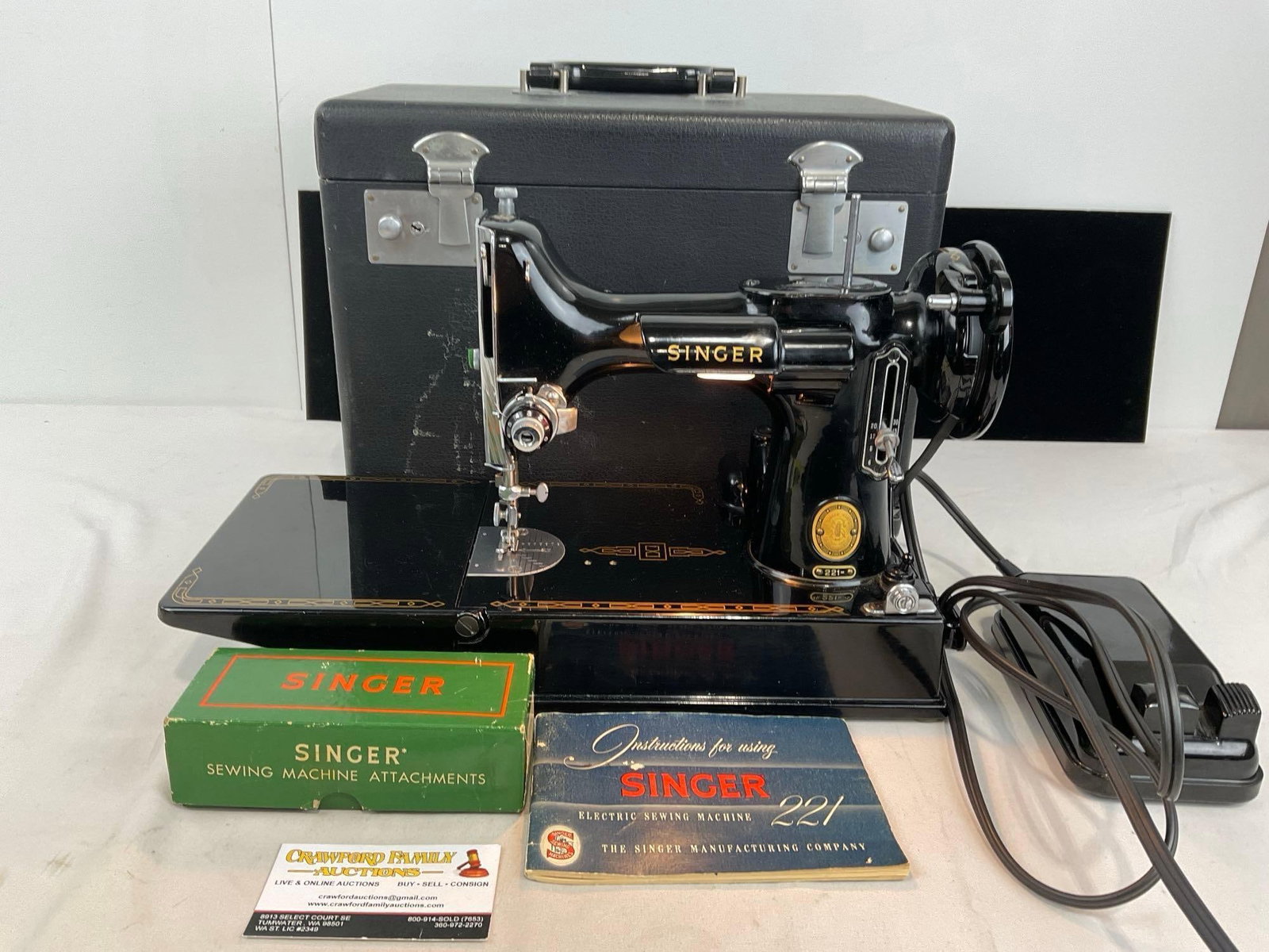 Vintage Singer Featherweight 221 Electric Sewing Machine w/ Leather Case, tested & working (1 of 7)