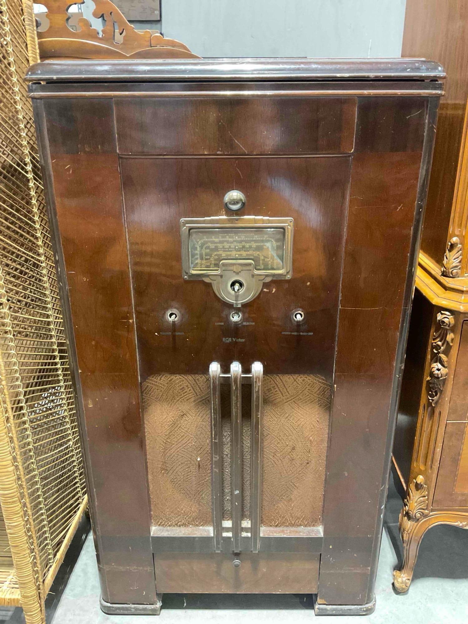 Antique Handsome RCA Victor Console Tube Radio w/ Phonograph. Untested, As Is. See pics. (1 of 8)