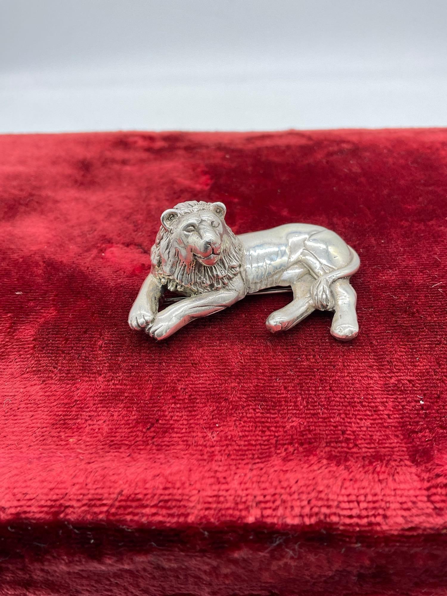 Heavy sterling silver Carol Felley 1990 resting Lion brooch pin and/or pendant (1 of 4)