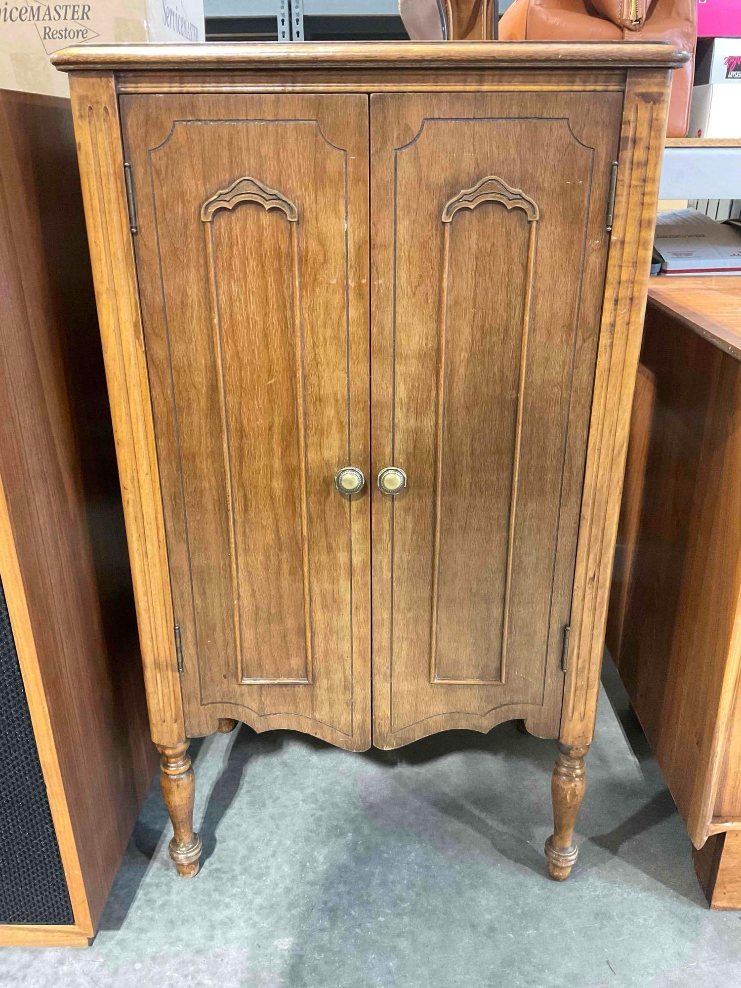 Vintage Atwater Kent Model 46? Radio in Handsome Wooden Cabinet. Tested, Tubes Light Up. See pics. (1 of 8)