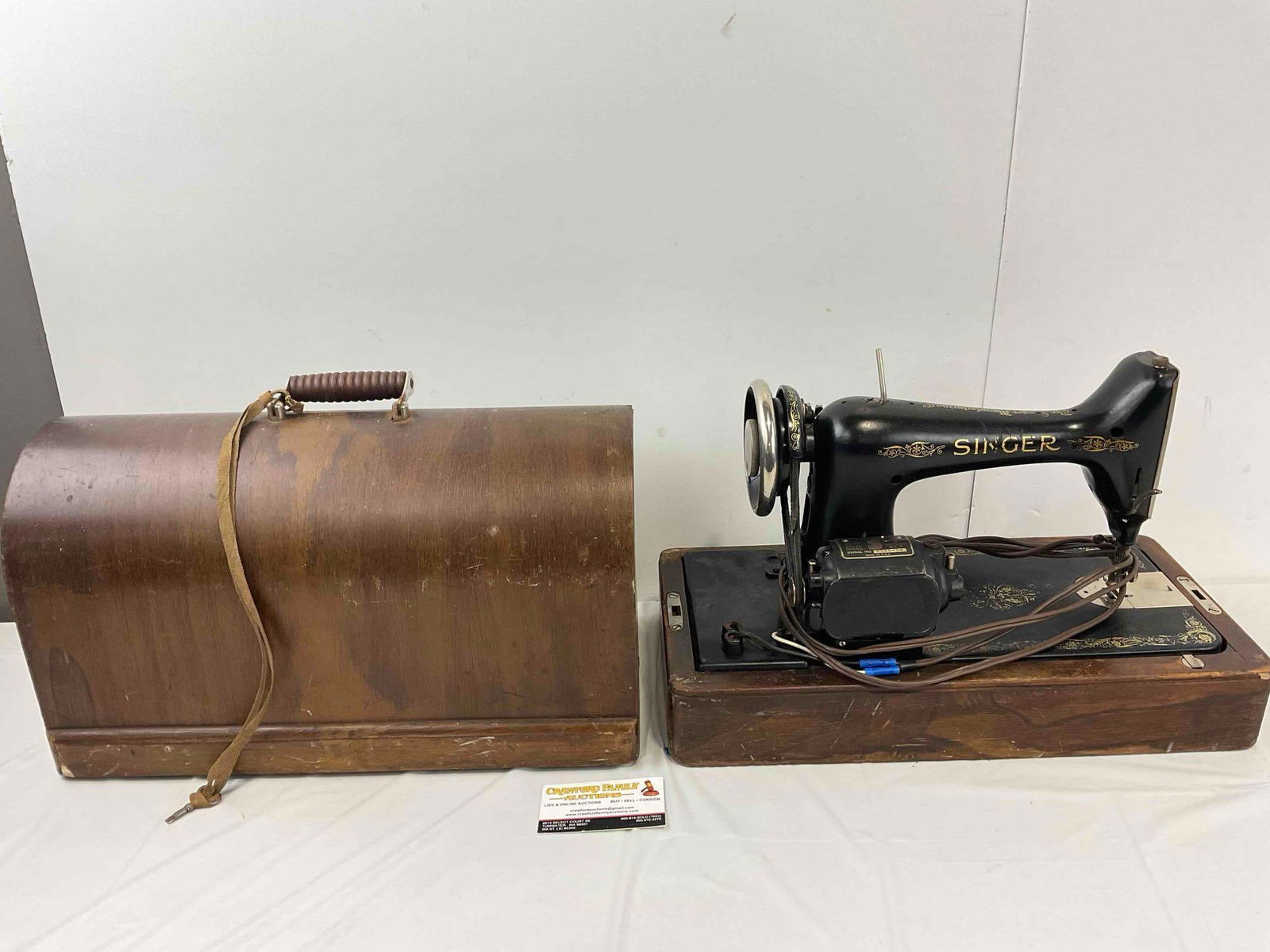 Antique Singer Sewing Machine Model Y724418 w/ Wooden Case. Tested, No Response, As Is. (1 of 7)