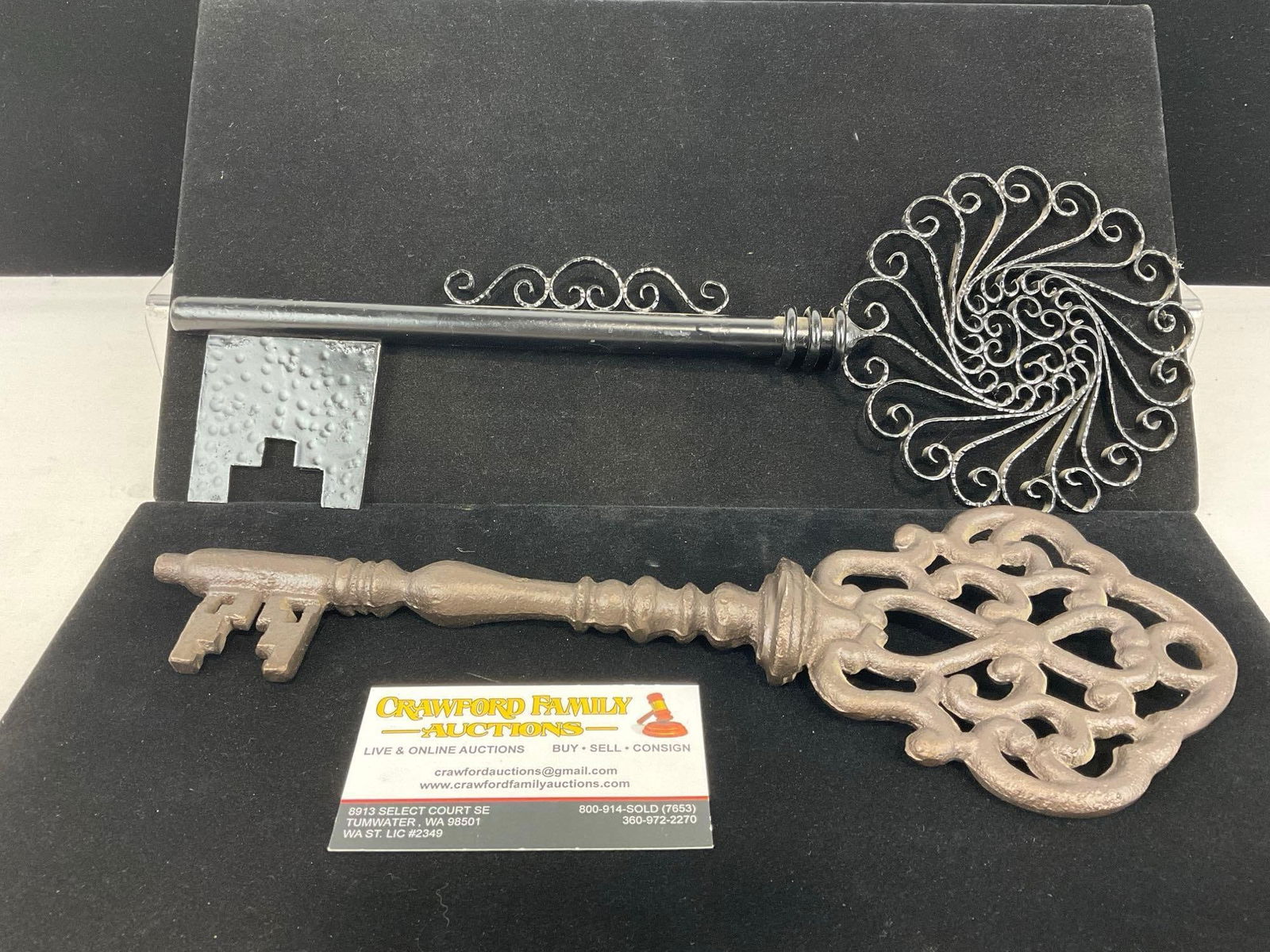 Pair of Large Decor Keys, Cast Iron & Welded & Hollow, approx 15h x 8w x 4d inches: Appears to be in good shape. The piece measures approx 15h x 8w x 4d inches. See pics. E-5360