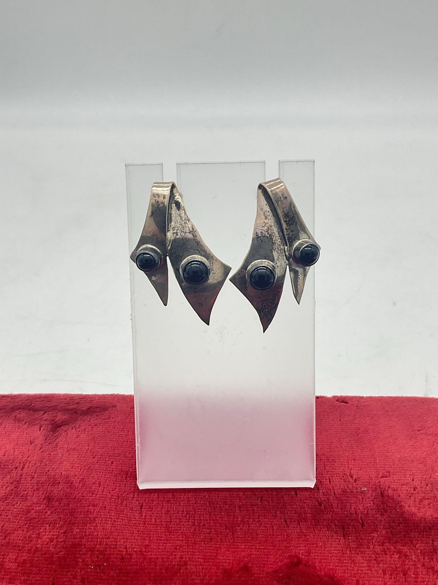 Pair of vintage Native American influenced sterling silver earrings with onyx setting (1 of 4)