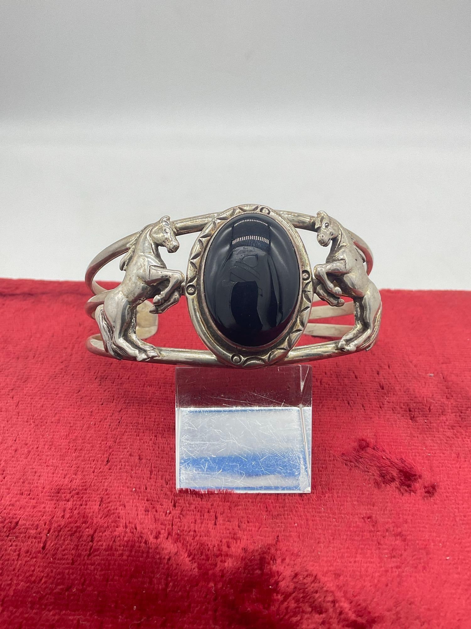 Vintage 1990 Carol Felley Native American sterling silver prancing mare bracelet w/ onyx: Approx 40 grams Jc-5320