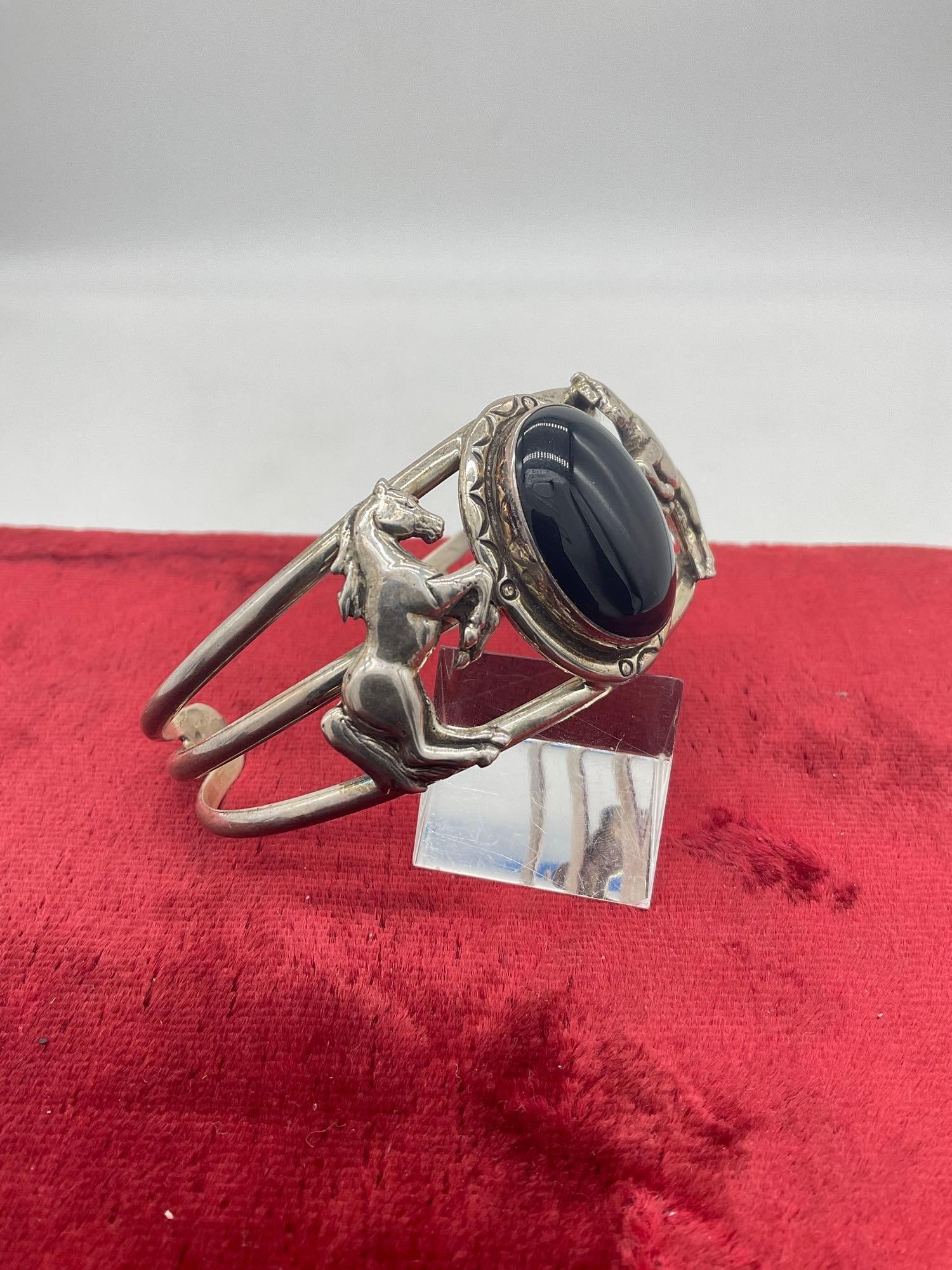 Vintage 1990 Carol Felley Native American sterling silver prancing mare bracelet w/ onyx - 2