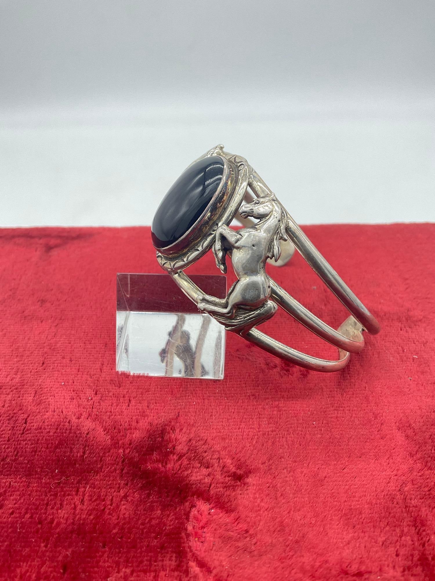 Vintage 1990 Carol Felley Native American sterling silver prancing mare bracelet w/ onyx - 3