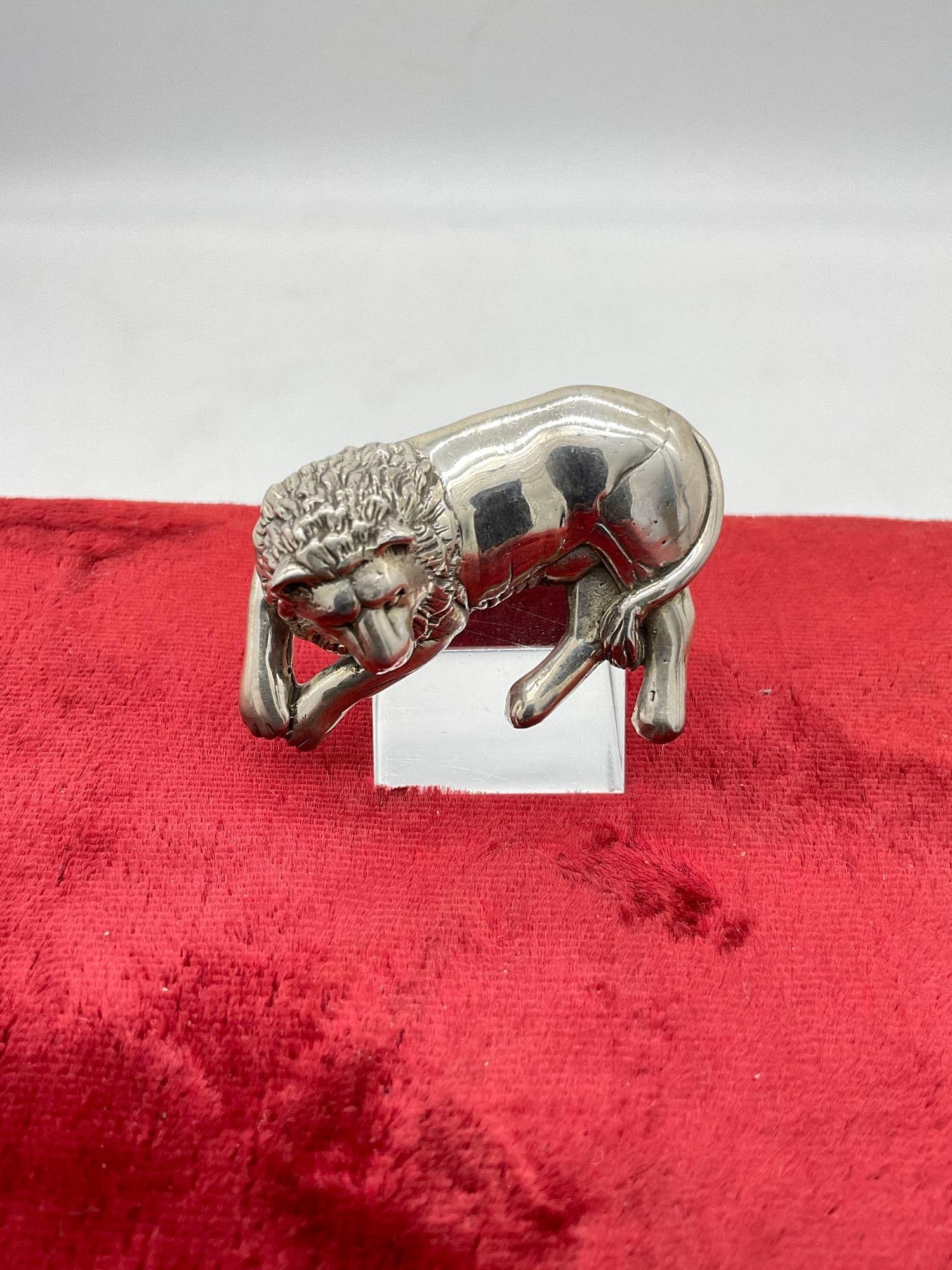 1990 heavy Carol Felley Sterling silver resting Lion pendant / brooch - 39 grams: 39 grams Jc-5320 