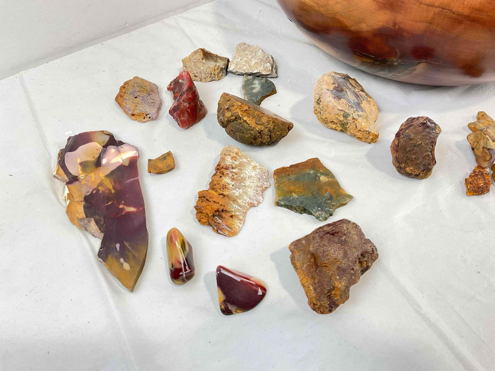30+ pcs Stone & Mineral Assortment in Beautiful Turned Wooden Bowl, incl. Mookaite Jasper. - 2
