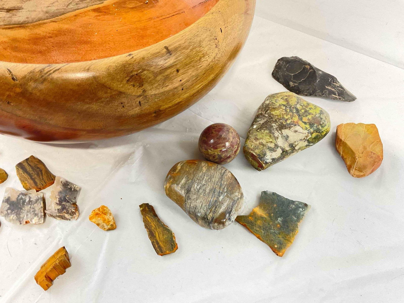 30+ pcs Stone & Mineral Assortment in Beautiful Turned Wooden Bowl, incl. Mookaite Jasper. - 3