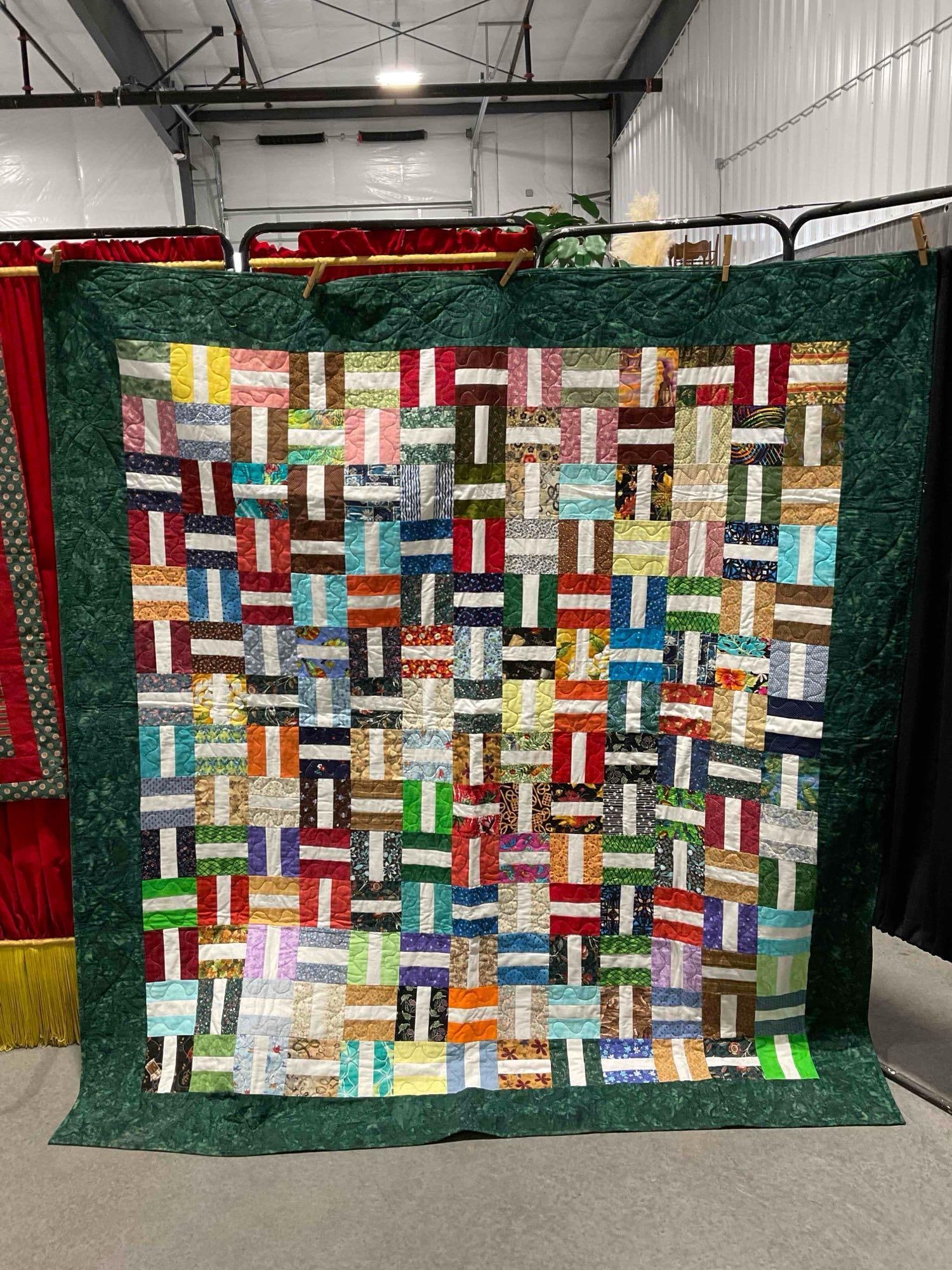 2 pcs Modern Machine Quilted Blankets, incl. Charming 2018 Friendship Patchwork Quilt. See pics. - 3