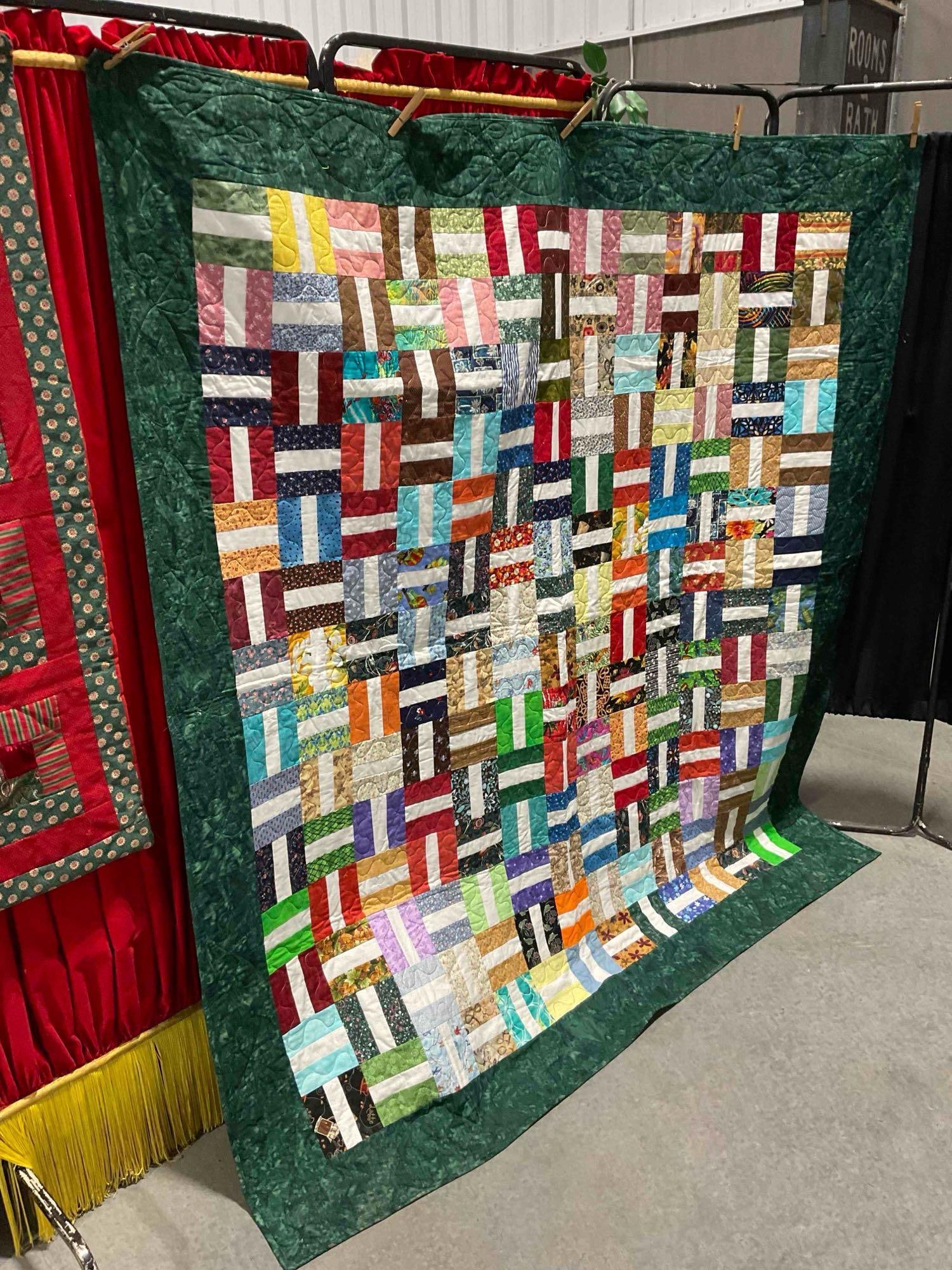 2 pcs Modern Machine Quilted Blankets, incl. Charming 2018 Friendship Patchwork Quilt. See pics. - 4