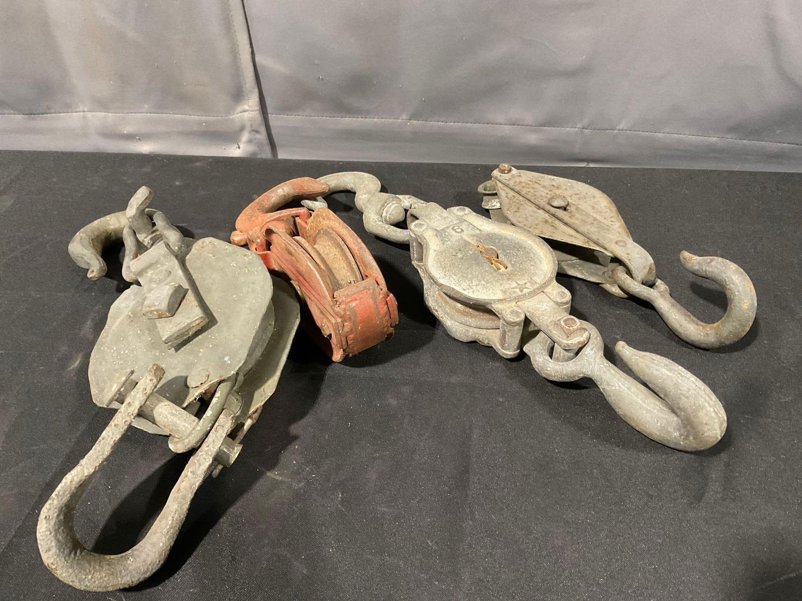 4 Vintage Heavy Duty Pulleys Block & Tackle, Cast Iron, some wear can be seen (1 of 4)