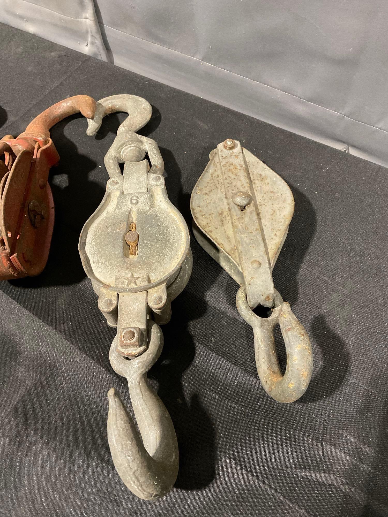 4 Vintage Heavy Duty Pulleys Block & Tackle, Cast Iron, some wear can be seen - 2