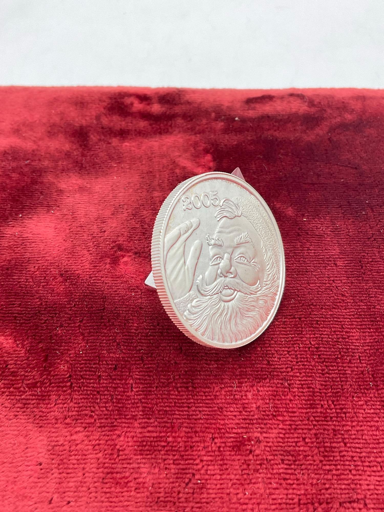 2005 .999 Silver 1 OZ Christmas Art round " Best wishes for peace and Joy this holiday Season - 2