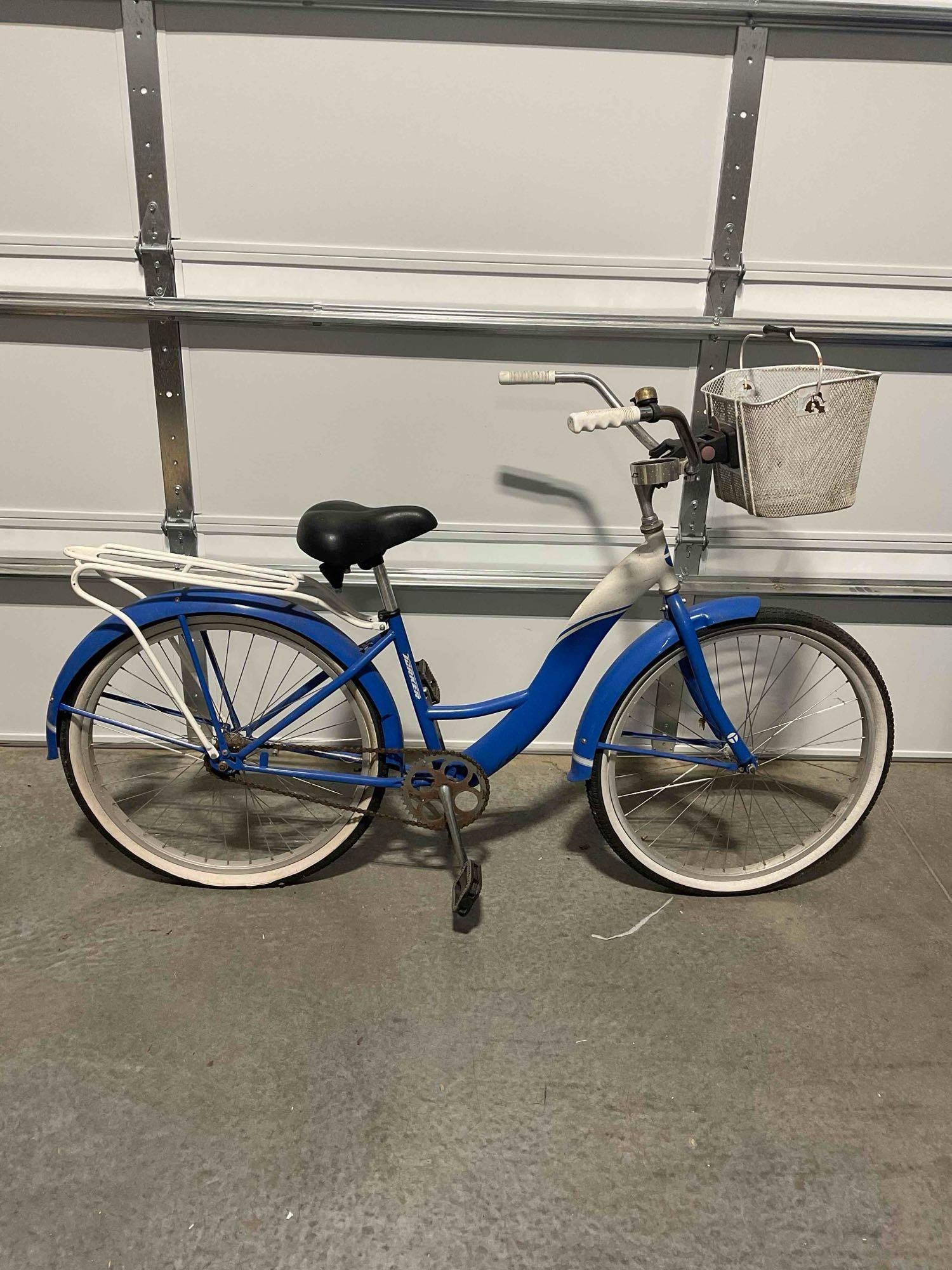 Torker City Bike with Luggage Rack, and Detachable Basket, Pedal-back Breaks. (1 of 7)