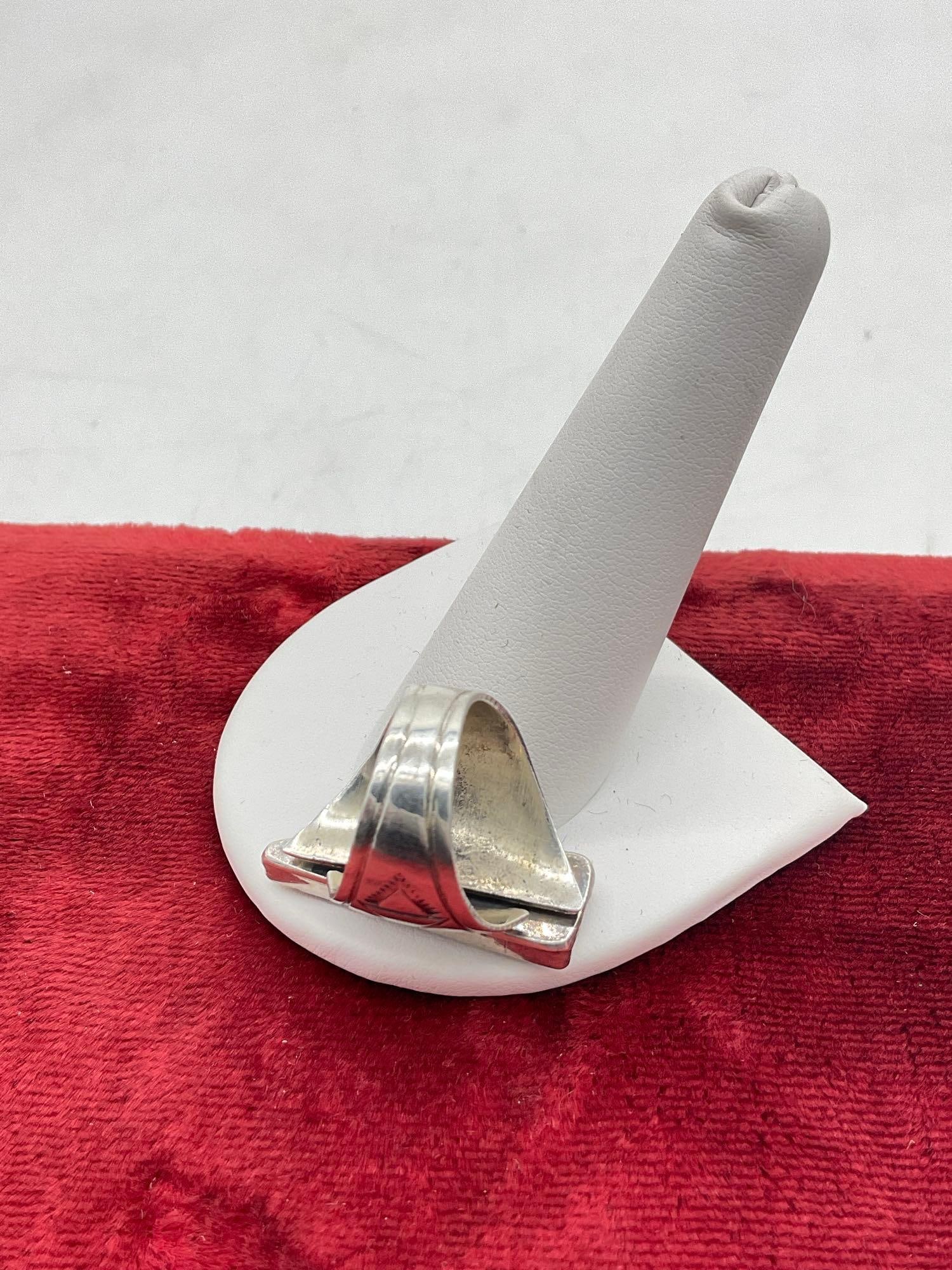 Vintage Sterling Silver Native American ring Featuring Orang Spiny oyster setting - 4