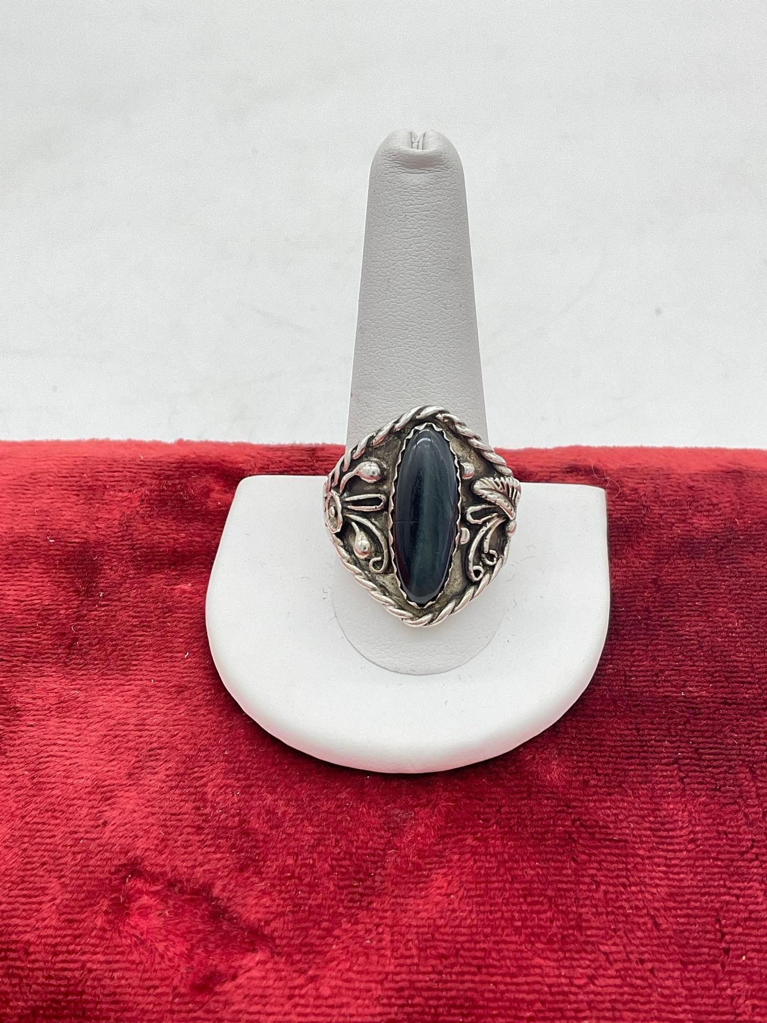 Vintage Native American Made Sterling silver ring w/Onyx & signed w/ Bear Paw Hallmark: C-5320 size 12 