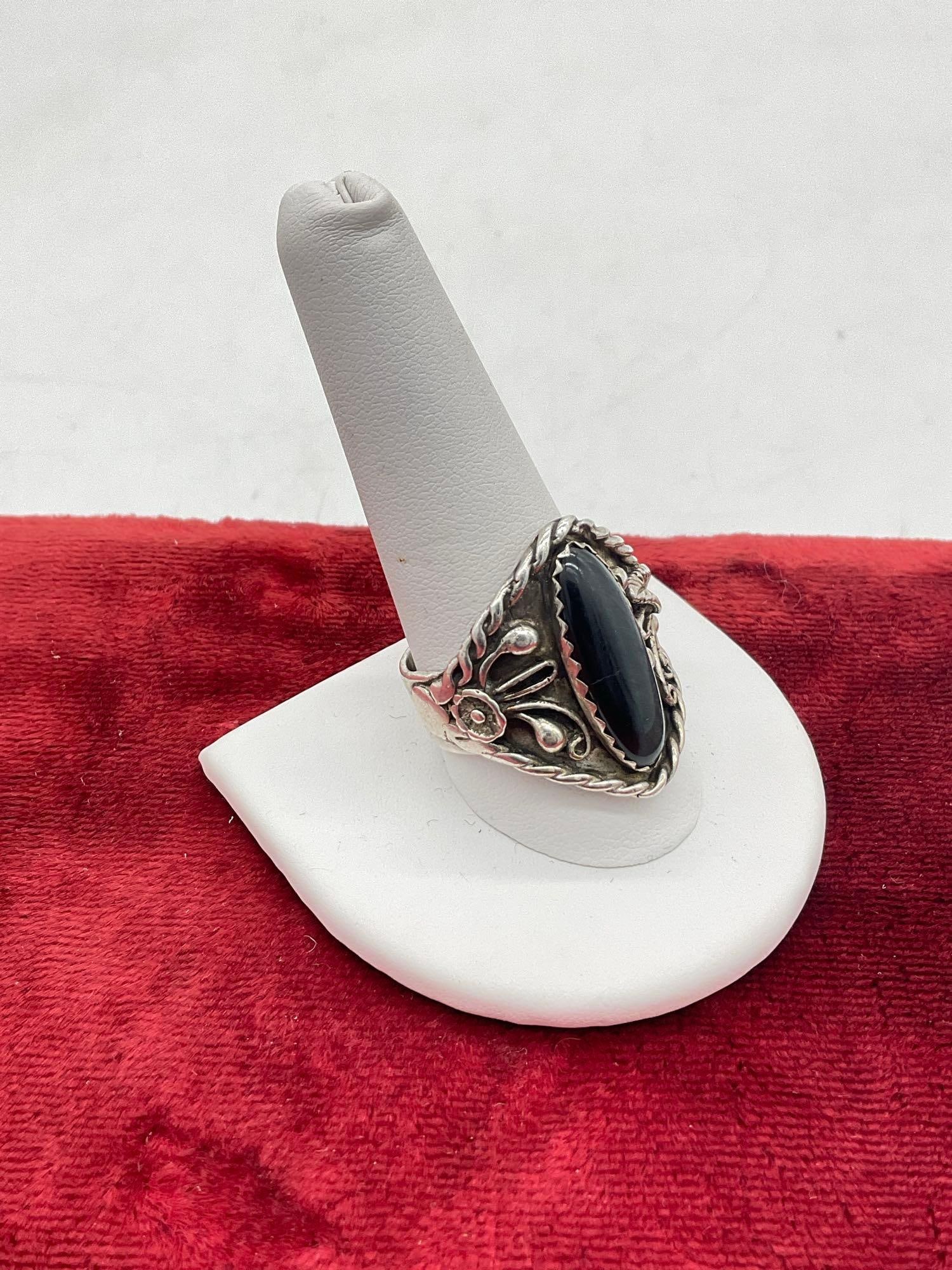 Vintage Native American Made Sterling silver ring w/Onyx & signed w/ Bear Paw Hallmark - 2