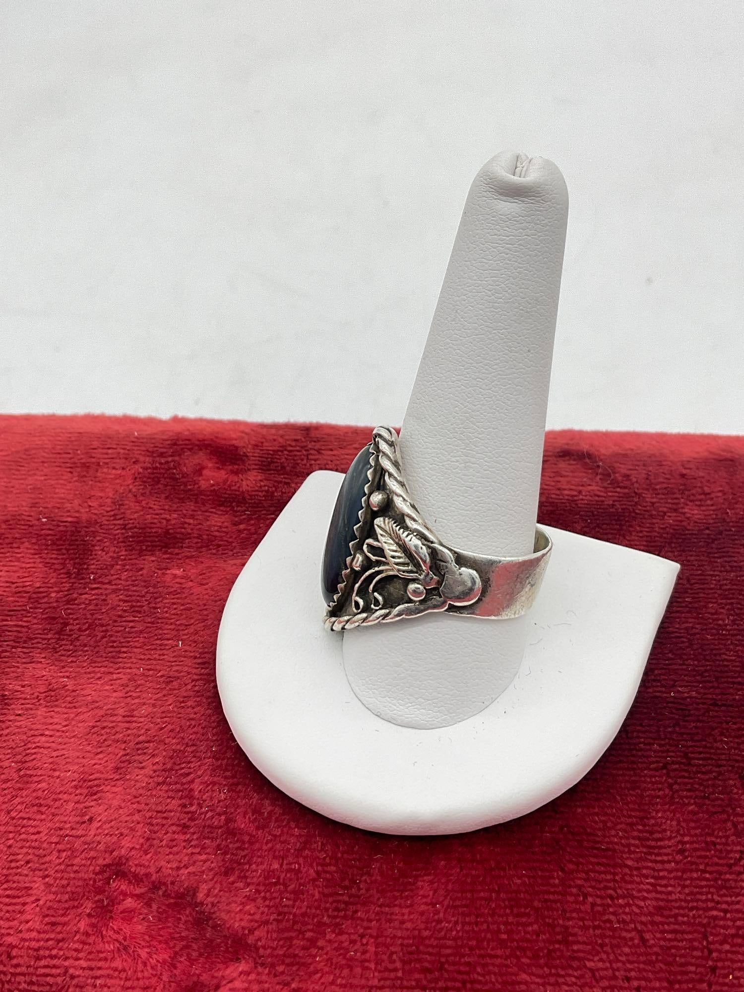 Vintage Native American Made Sterling silver ring w/Onyx & signed w/ Bear Paw Hallmark - 4