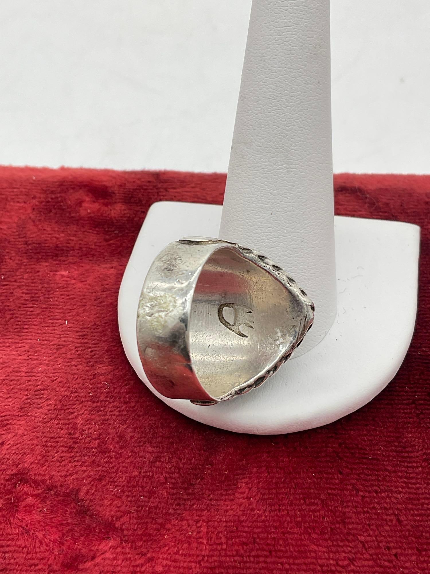 Vintage Native American Made Sterling silver ring w/Onyx & signed w/ Bear Paw Hallmark - 5