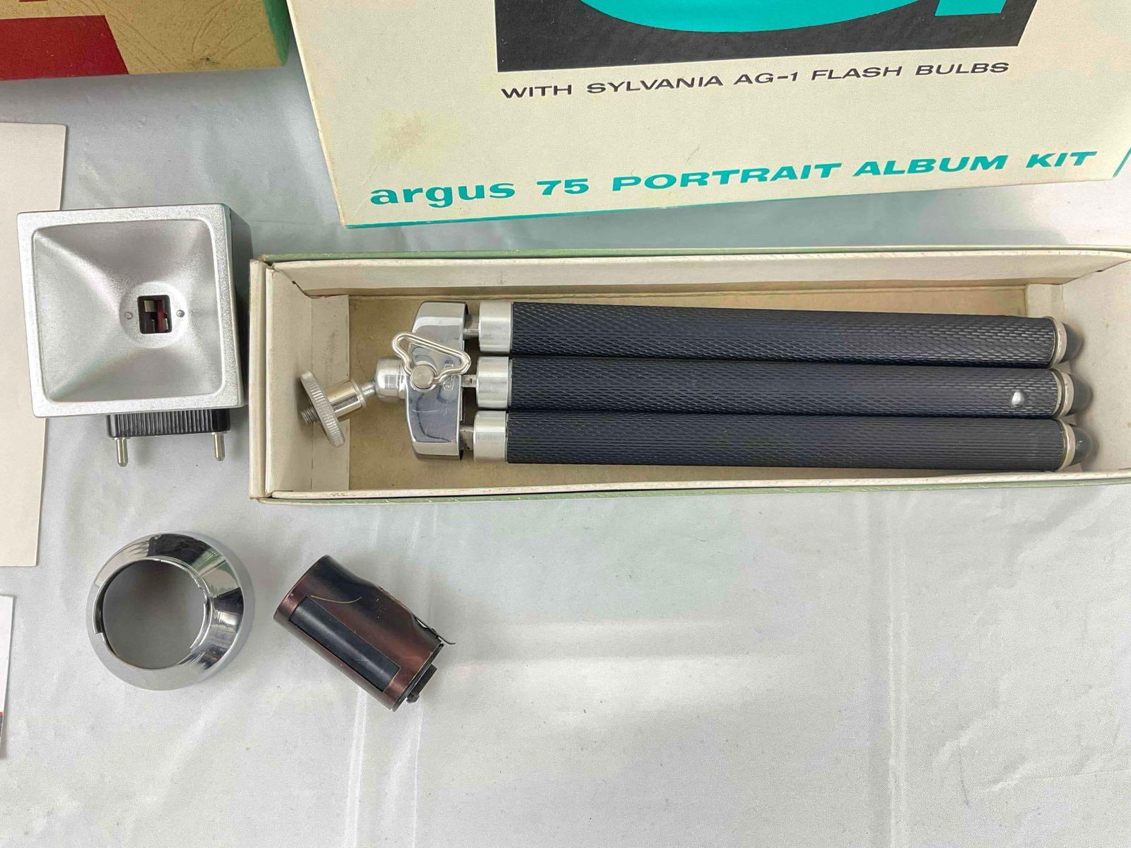 18 pcs Vintage Photography & Film Collection, incl. Argus, Zeiss Ikon, Leitz, Airequipt & More! - 2
