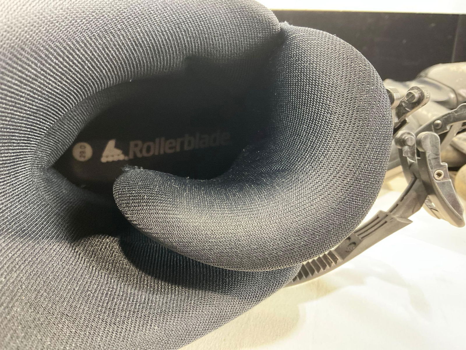 Vintage 1993 Rollerblades in original box, Size 11, w/ Pads, box is 7h x 18w x 22d inches - 5