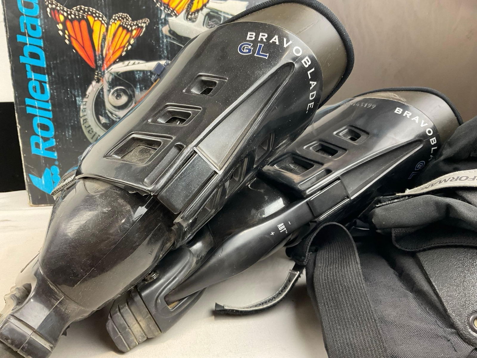 Vintage 1993 Rollerblades in original box, Size 11, w/ Pads, box is 7h x 18w x 22d inches - 6