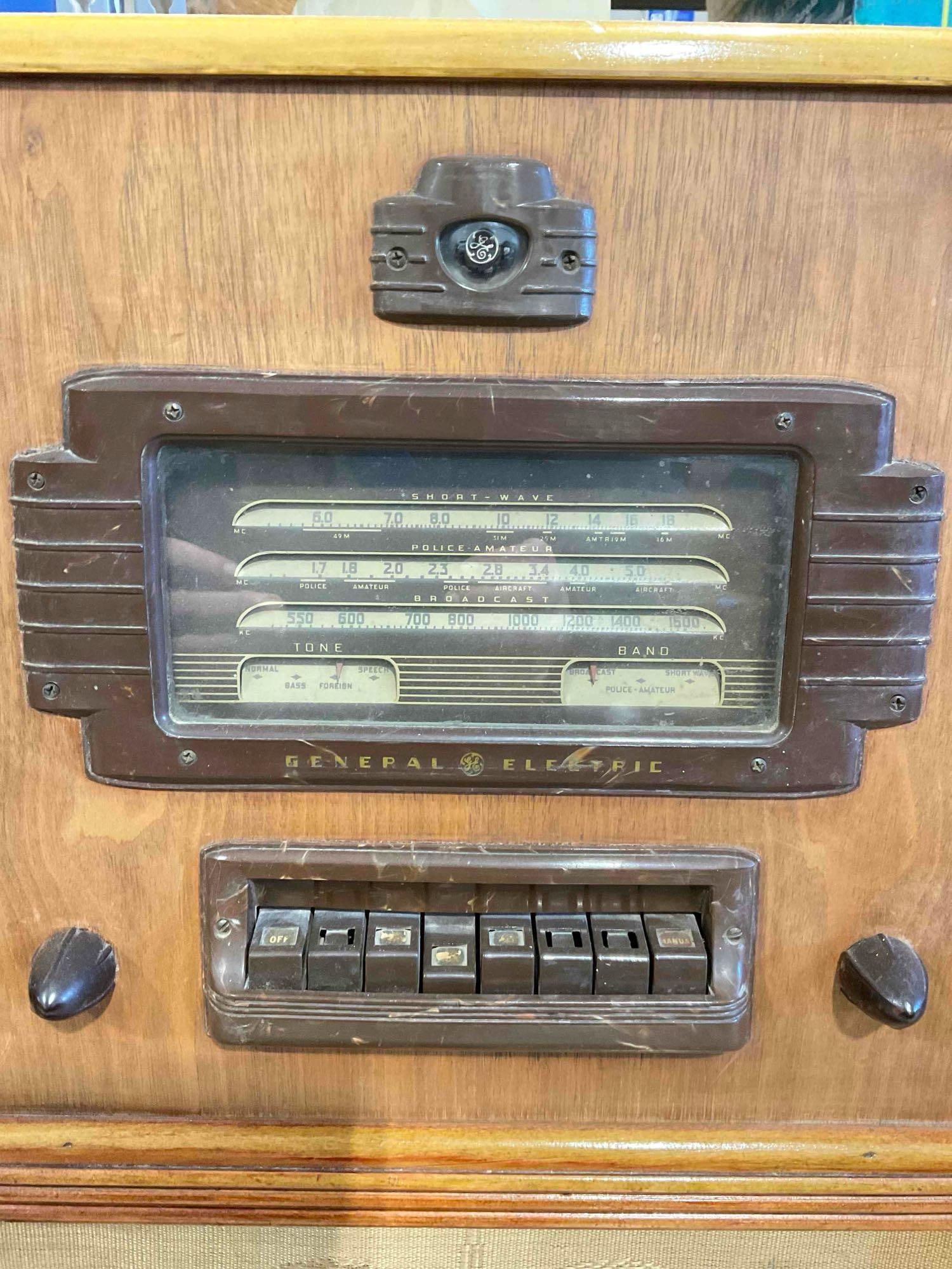 Vintage General Electric Floor Tube Radio Model G-76. Untested. See pics. - 2