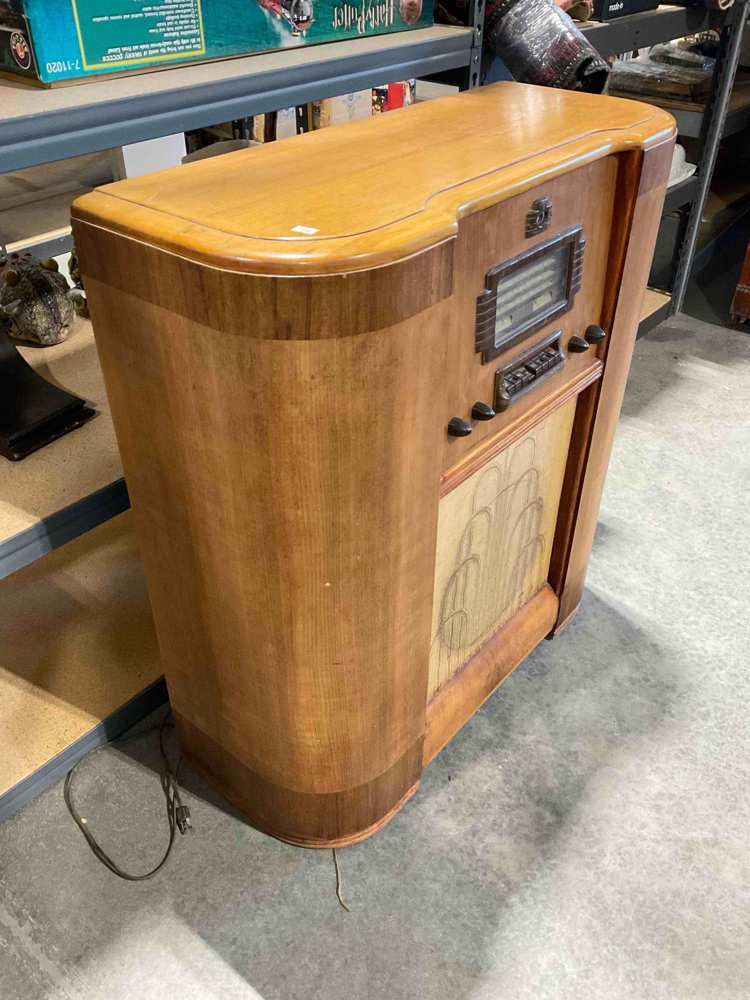 Vintage General Electric Floor Tube Radio Model G-76. Untested. See pics. - 4