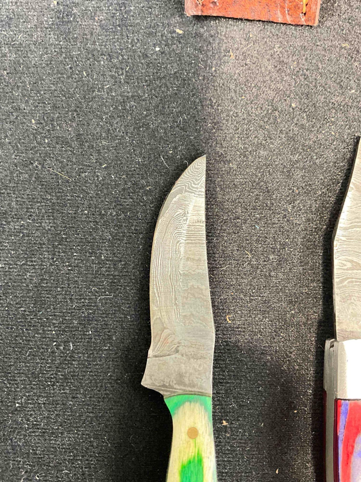 3 pcs Pocket Knives w/ Keychain, Damascus Steel Blades, 2x w/ Leather Sheathes. See pics. - 2