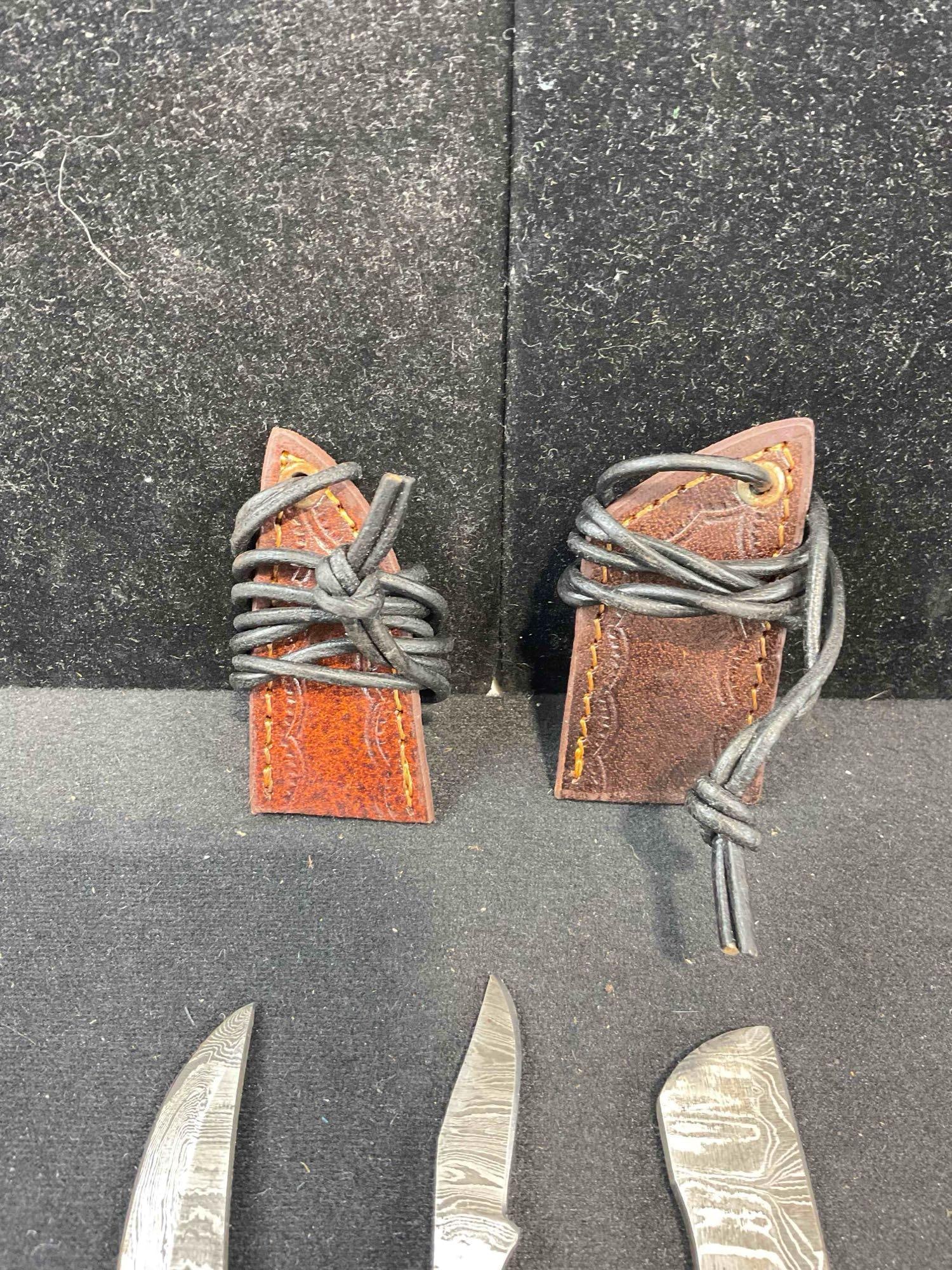 3 pcs Pocket Knives w/ Keychain, Damascus Steel Blades, 2x w/ Leather Sheathes. See pics. - 5