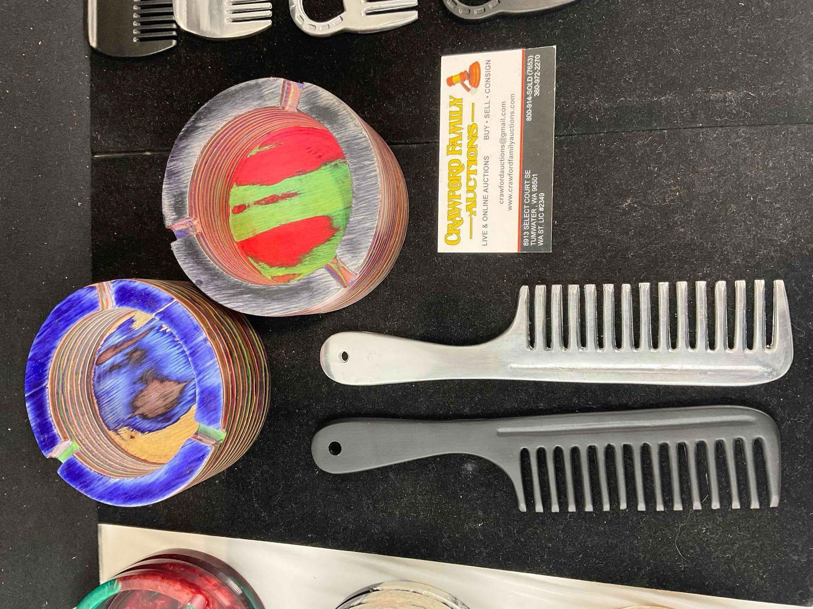 14 pcs Modern Collectibles Assortment, incl. 6 Metal Combs, 6 Resin & 2 Wood Ashtrays. See pics. - 4