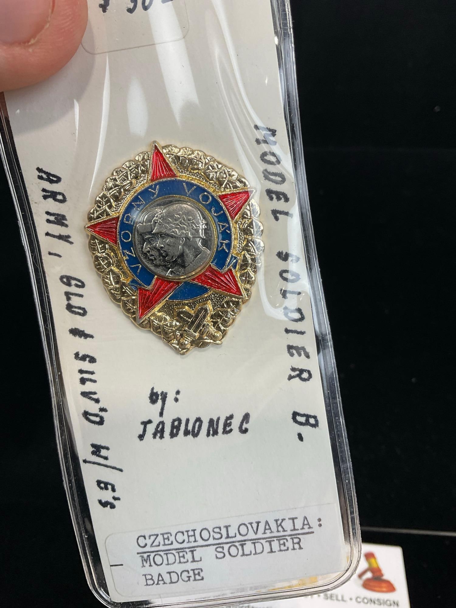 3 Czechoslovak. Badges & 1 WW1 Victory Medal, Para 11 Mil, Czech/Soviet Friendship & Model Soldier - 5